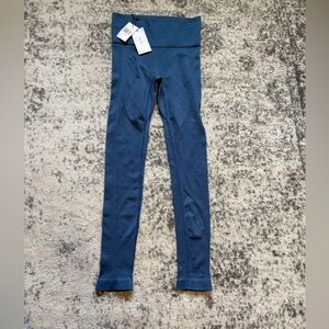 ALALA NWT Seamless Blue Leggings Medium